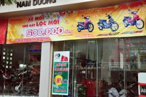 in băng zôn quảng cáo thương hiệu cho cửa tiệm bán xe máy