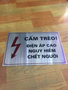 biển Inox cảnh báo tại công trường 