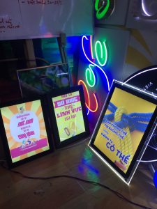 tranh điện động lực văn phòng ôc chân kính, khung nhôm nắp bật, nắp hít