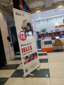 in standy làm poster quảng cáo tại các cơ quan công sở