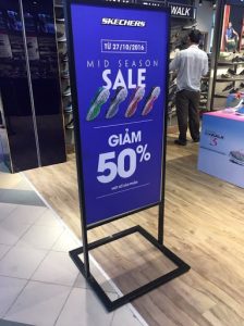 standy giảm giá sản phẩm tại các cửa hàng, shop thời trang 