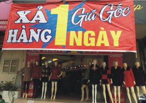 in băng zôn giảm giá cửa hàng shop quần áo