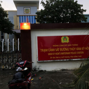 Bảng hiệu Alu chữ nổi Mica